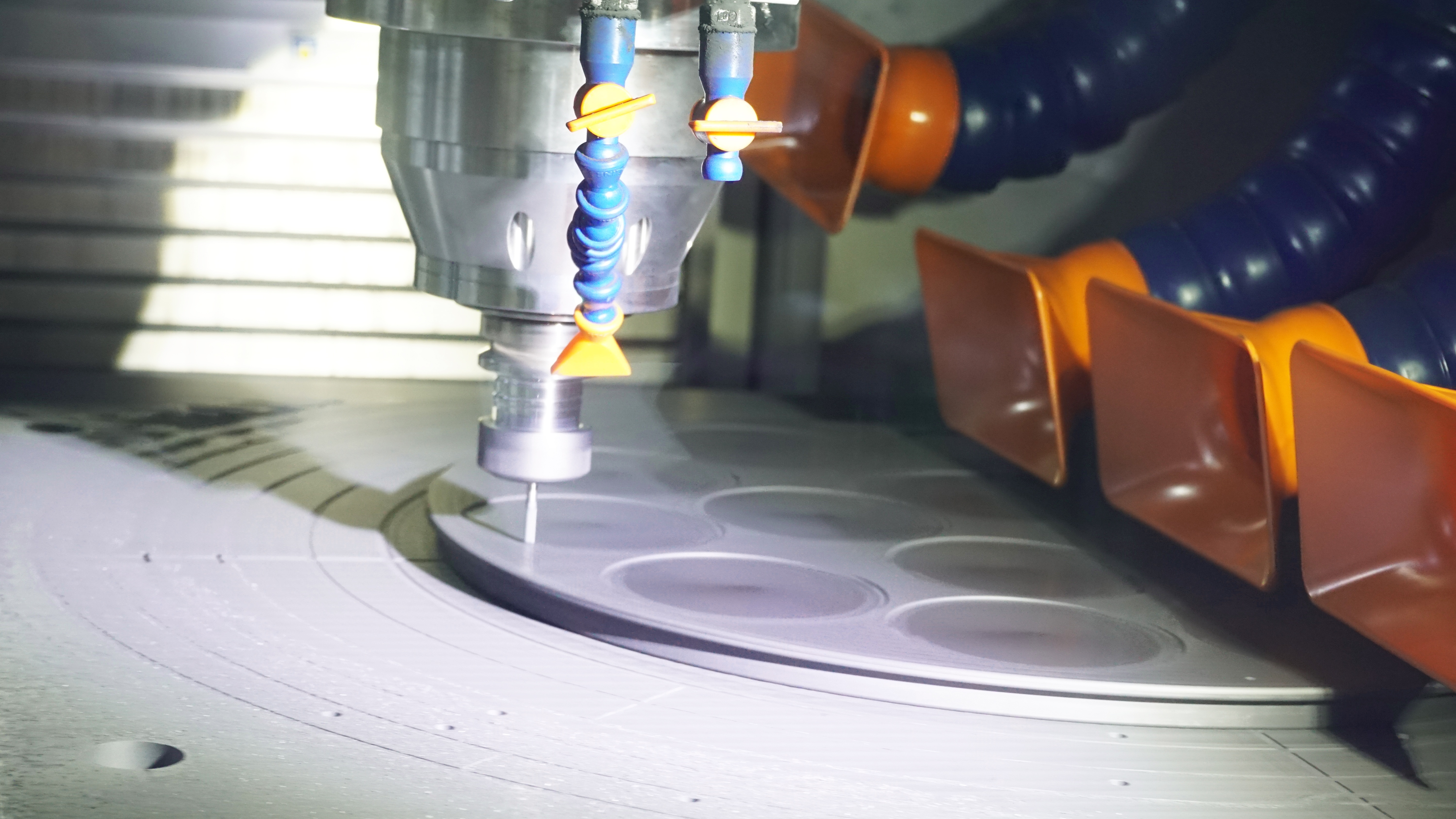 Znotraj delavnice VETEK CNC Precision Machining: Gradnja temeljev polprevodniških komponent visoke čistosti